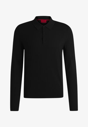 Svart långärmad polo-shirt i slät tyg, med klassisk krage och tre knappslås, samt en röd logolapp innanför halsringningen.