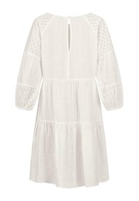 Witte linnen jurk met driekwart pofmouwen, oogjesdetail op de schouders, gelaagde rok en gesloten achterkant met knopen. Zachte, ademende stof.