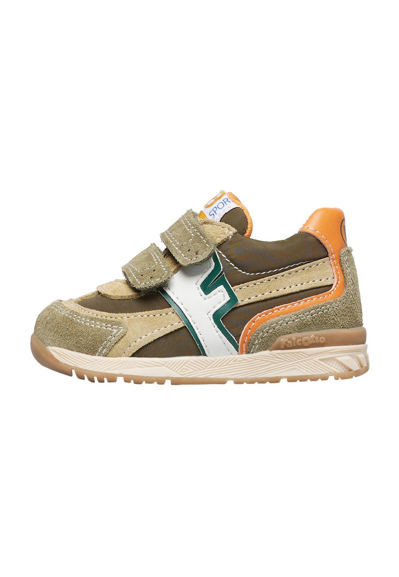 Sneaker per bambino marrone e beige con accenti verdi e bianchi, due cinturini in velcro, tallone arancione e suola in gomma.