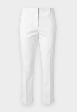 Λευκό παντελόνι με φούστες στολισμένες, θηλιές για ζώνη και ίσια γραμμή, πάνω σε μονόχρωμο φόντο.