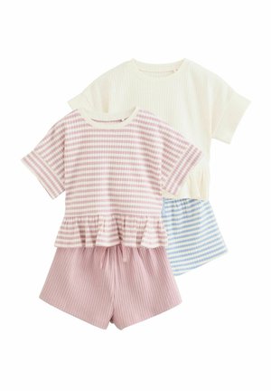 Zwei Sets aus kurzärmeligen, gerippten Oberteilen und Shorts; eines in rosa-weißen Streifen mit einfarbigen rosa Shorts, das andere in Creme mit blau-weiß gestreiften Shorts.