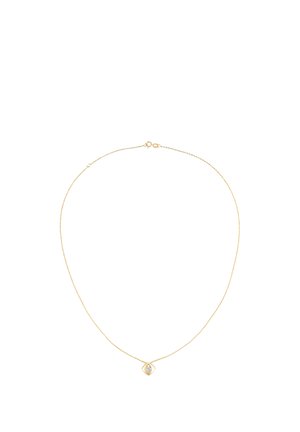 Die goldene Halskette verfügt über eine zarte Kette mit einem geometrischen Anhänger, der mit einem klaren Stein besetzt ist und einen subtilen Glanz verleiht.