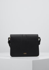 Borsa a tracolla in pelle nera con finitura testurizzata, chiusura a patta piatta, accessori dorati e tracolla con un accento intrecciato.
