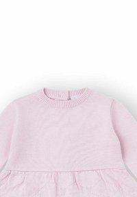 Vestido largo de bebé de manga larga en suave color rosa, con cuello redondo y falda texturizada con detalles de corazones.