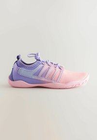Chaussure de sport légère en rose et violet, dotée d'une tige en maille, de lacets élastiques et d'une semelle en caoutchouc texturée avec un bout courbé.