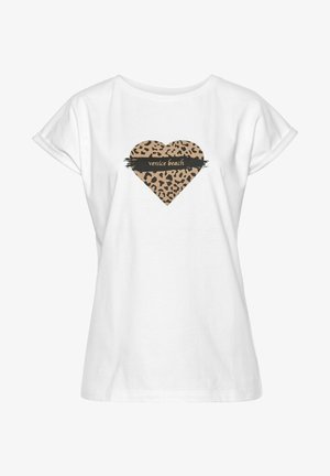 Camiseta blanca de manga corta con puños enrollados, que presenta un corazón de estampado de leopardo y el texto "venice beach" dentro de una pincelada negra que atraviesa el corazón.