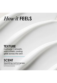 Sanfte weiße Cremeschwünge auf weißem Hintergrund mit Text, der die Textur als gepolstert und den Duft als spritziges Zitronengras aus botanischen Extrakten beschreibt.