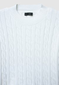 Weißer Kabelstrickpullover mit einem gerippten Rundhalsausschnitt. Verfügt über strukturierte, erhabene Muster und ein Etikett mit der Aufschrift "CALLIOPE" auf der Innenseite.