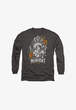 Langärmliges T-Shirt in Dunkelgrau mit einem Skelett, das Gitarre spielt, floralen Akzenten und dem Satz "Nutze deinen Moment" in fettem weißen Text.