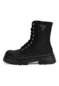 Zwarte veterschoenen met een ronde neus, rubberen zool, gestructureerde bovenkant, zilveren oogjes en een driehoekig logo-patch op de enkel.