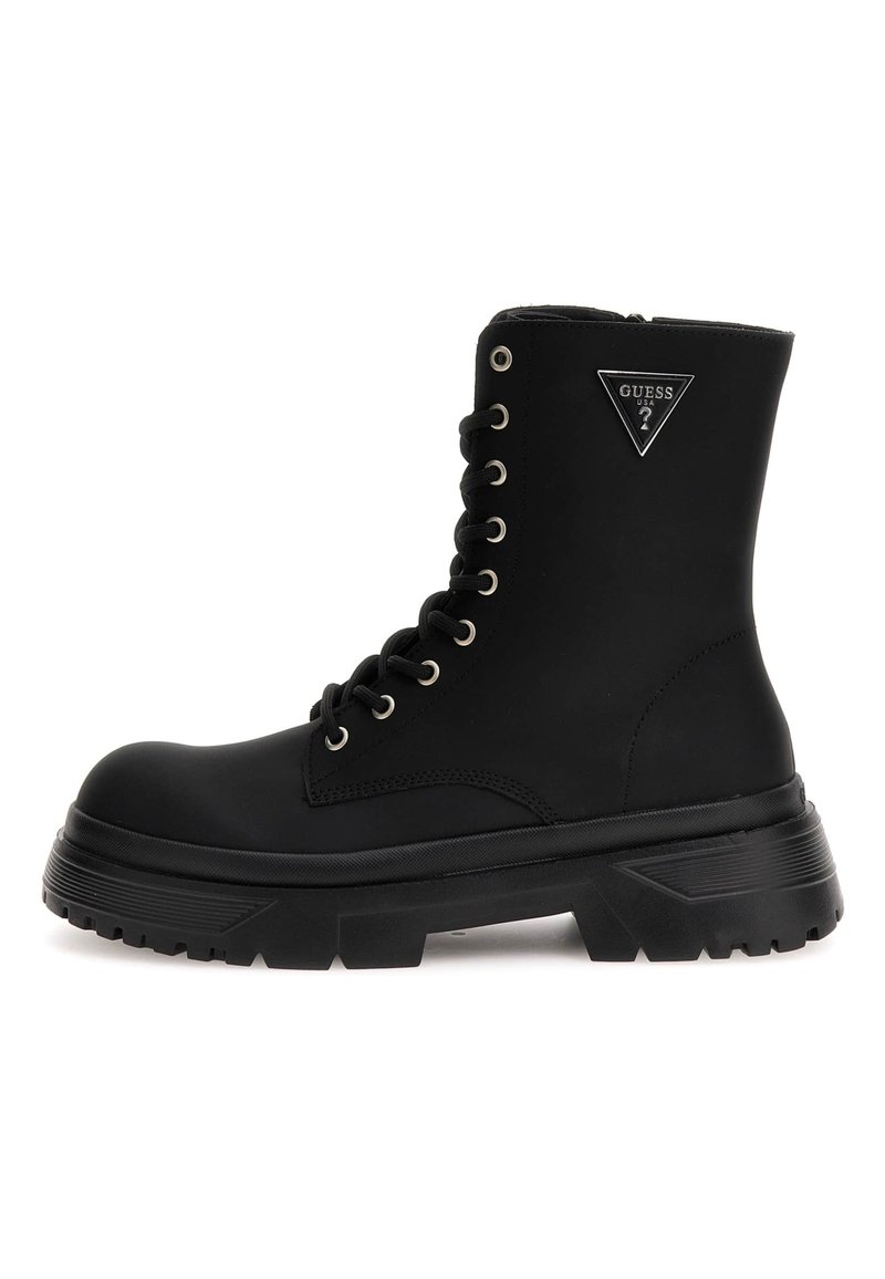 Zwarte veterschoenen met een ronde neus, rubberen zool, gestructureerde bovenkant, zilveren oogjes en een driehoekig logo-patch op de enkel.