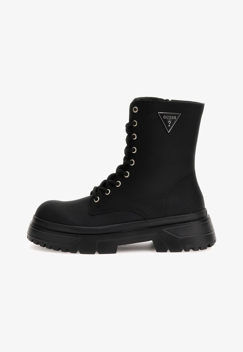 Stivale nero con lacci, punta tonda, suola in gomma, tomaia testurizzata, occhielli in argento e patch con logo triangolare sulla caviglia.