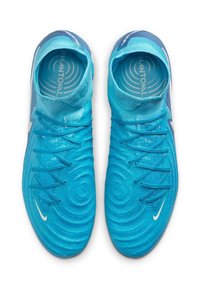 Blaue Sportschuhe mit einem strukturierten Strick-Obermaterial, kreisförmigen Mustern und einem auffälligen weißen Logo. Verfügt über einen sockenähnlichen Kragen und flache Schnürsenkel.