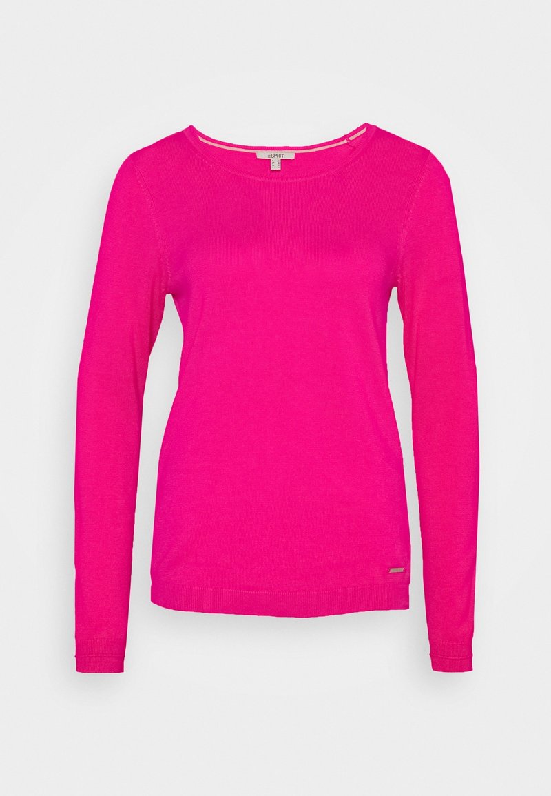 Fuksjowy sweter z długim rękawem, okrągłym dekoltem, dopasowany krój i delikatna struktura dzianiny. Posiada małą metalową metkę z logo na dolnym brzegu.