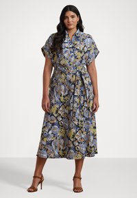 Kukallinen midi-mekko lyhyillä hihoilla, säädettävällä vyötäröllä ja vyöllä. Päällä tummalla taustalla sininen, keltainen ja beige kukkakuosi. Pehmeää kangasta.