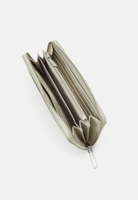 Hellgraue, mit Reißverschluss versehene Geldbörse mit mehreren Fächern, glatter Textur und silberner Hardware. Enthält Kartenfächer und ein geräumiges Innenleben.