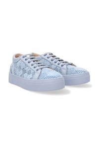 Hellblaue Sneaker mit einem strukturierten Mesh-Obermaterial, grauen Akzenten und flachen Gummisohlen. Sie verfügen über runde Schnürsenkel und ein flaches Design.