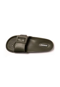 Chancla verde hecha de plástico suave con una correa ancha y hebilla rectangular; cuenta con una suela interna texturizada y plantilla con marca.