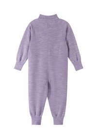 Fioletowy, długi kombinezon z rękawami wykonany z teksturowanej tkaniny, z wysokim kołnierzem, prążkowanymi mankietami i szwem na środku pleców.