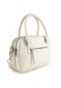 Witte leren handtas met dubbele ritsen en een voorkant met ritszak. Beschikt over twee ronde handvatten en een gestructureerde afwerking. Zilveren hardware accenten.