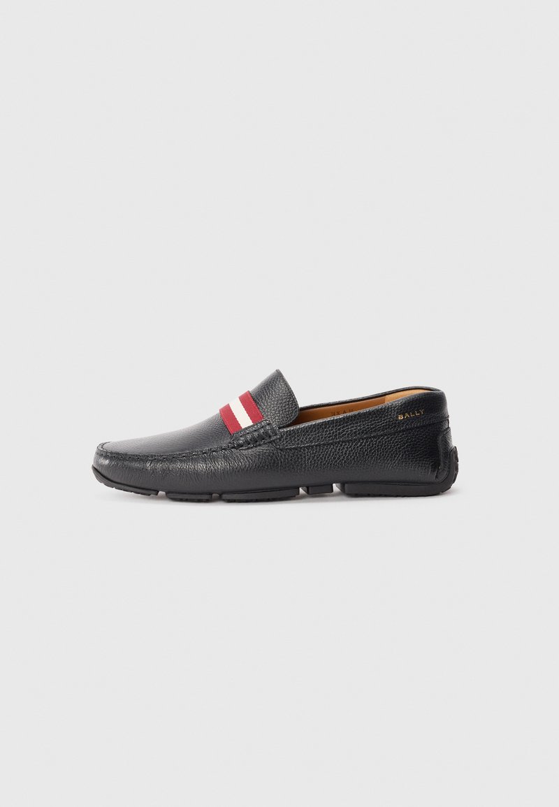 Scarpa nera in pelle slip-on con superficie testurizzata, accento a righe rosse e bianche sulla parte superiore, punta rotonda e suola in gomma.