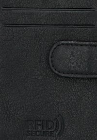 Czarny portfel RFID zabezpieczający, wykonany z teksturowanej skóry. Posiada kieszenie na karty oraz zabezpieczony klapkę z detalami przeszycia.