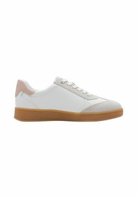 Baskets blanches avec des accents rose pâle, dotées d'une tige en cuir lisse, d'un bout rond, d'une semelle en caoutchouc plate et d'une fermeture classique à lacets.