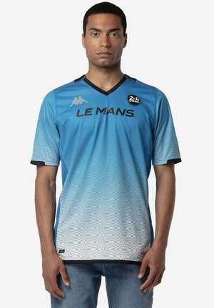 Jersey deportivo azul claro con mangas cortas, cuello en V, acentos negros y un patrón degradado sutil. Presenta el logo "LE MANS" y el emblema de la marca Kappa.