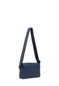 Borsa a tracolla in pelle blu navy con tracolla regolabile, forma rettangolare, texture liscia e dettaglio del logo del marchio in rilievo.