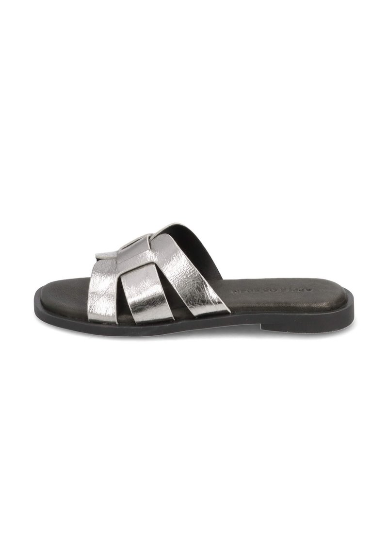 Metalen zilveren slide-sandaal met een geweven bandontwerp en zwarte zool; heeft een plat profiel en een slanke, textuurafwerking.