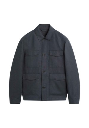 Giacca grigia scura con bottoni davanti, quattro tasche con patta frontali e colletto classico, mostrata su sfondo bianco.