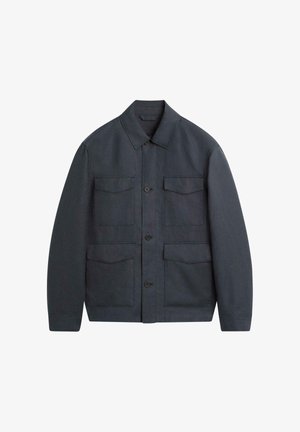 Giacca grigia scura con bottoni davanti, quattro tasche con patta frontali e colletto classico, mostrata su sfondo bianco.