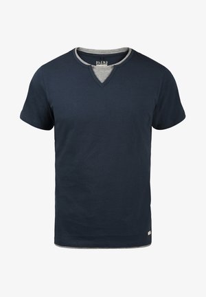 Marineblaues Baumwoll-T-Shirt mit kurzen Ärmeln und einem V-Ausschnitt, der einen kontrastierenden grauen Innenkragen aufweist. Glatte Textur, keine Muster oder Grafiken.