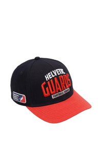 Baseball cap i svart og rødt. Har brodert "HELVE TIC GUARDS" foran, med "FOOTBALL SQUAD" under og logopatch på siden.