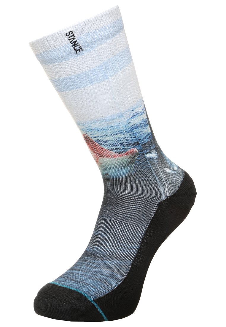 Mansocks med ett blått och vitt vågmönster, svart nederdel och en röd båtmotif. Tillverkad av texturerat syntetiskt material.
