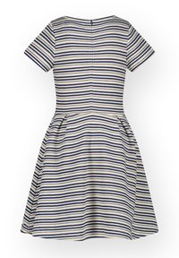 Gestreiftes Kleid aus Baumwolle. Mit kurzen Ärmeln, einem ausgestellten Rock und einem Reißverschluss auf der Rückseite. Die Farben umfassen Marineblau und Creme.