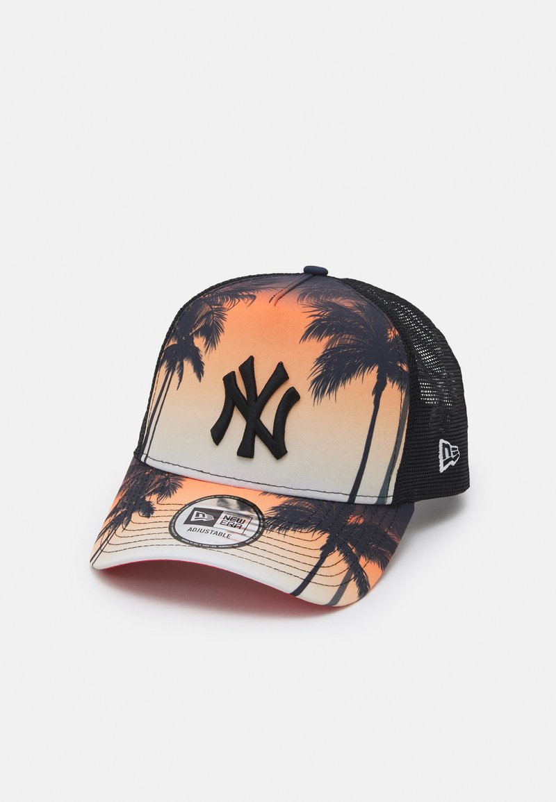 Baseballkappe mit einem orange-blauen Farbverlauf, verziert mit schwarzen Silhouetten von Palmen. Schwarzer Netzrücken und erhobenes NY-Logo vorne. Verstellbare Größe.