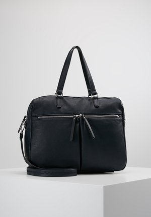 Bolso de cuero negro con dos bolsillos frontales con cremallera, asas planas y una correa de hombro ajustable. Superficie texturizada con diseño minimalista.