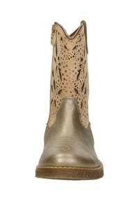 Metaalachtige gouden enkellaars met een geperforeerde beige bovenkant en een soepele, gestructureerde onderkant. Rond neuzen en een lipje voor gemakkelijk aan- en uittrekken.
