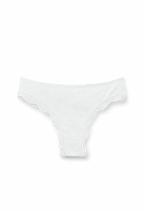 Bílá krajková tanga s vroubkovanými okraji. Materiál má měkkou, jemnou texturu a zdobí je složité květinové vzory po celé ploše.