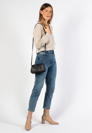 Borsa a tracolla nera in pelle con forma rettangolare e profilo sottile. Presenta una lunga tracolla regolabile e un design minimalista.