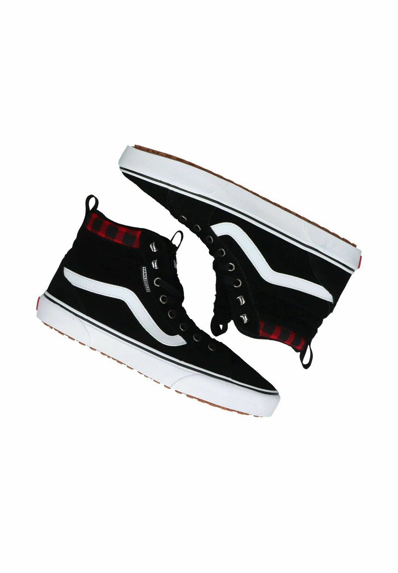 Des sneakers montantes noirs avec des rayures blanches, un intérieur à carreaux rouge et un matériau en daim noir. Comprend une semelle en caoutchouc blanche et des œillets en métal.