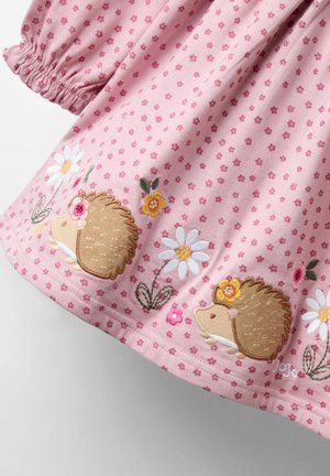 Rosenrobes Baumwollkleid mit kurzen Puffärmelchen, verziert mit gestickten Igeln und Blumen, detailliert mit kleinen floralen Mustern.