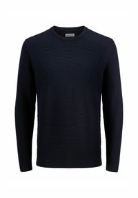 Pull en tricot bleu marine avec une texture côtelée, un col rond et des manches longues ; il présente un ourlet droit et une étiquette de marque au col.