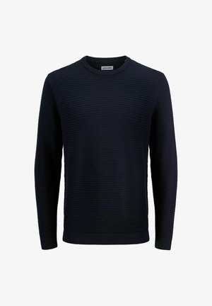 Pulover tricotat de culoare bleu marin, cu o textură înfășurată, guler rotund și mâneci lungi; are o margine dreaptă și eticheta brandului la guler.