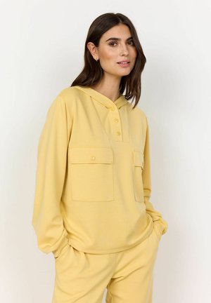 Felpa gialla con cappuccio e due tasche frontali, caratterizzata da dettagli con bottoni e una vestibilità comoda. Tessuto morbido e design informale.