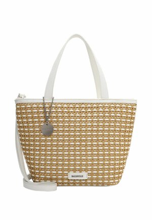 Sac fourre-tout tissé beige et blanc avec des poignées blanches, une bandoulière détachable et une petite étiquette ronde en argent suspendue à une chaîne.