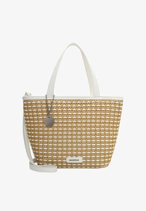 Beige-valkoinen kudottu olkalaukku, jossa on valkoiset kahvat, irrotettava hihna ja pieni pyöreä hopeinen merkki ketjussa.