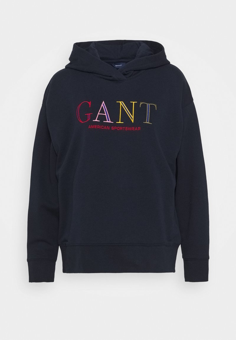 Granatowy hoodie z miękkiego materiału z przednią kieszenią typu kangur. Posiada wielokolorowy haftowany napis "GANT AMERICAN SPORTSWEAR."