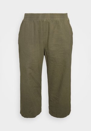 Locker sitzende, olivgrüne, verkürzte Hose mit elastischem Bund und Seitentaschen, vor einem schlichten weißen Hintergrund präsentiert.